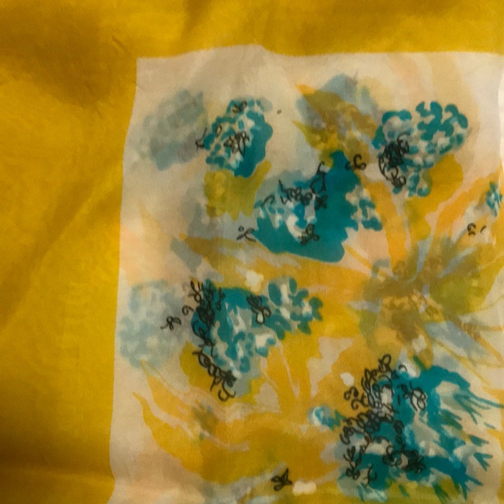✨Rare Vinatge✨ EUC Scarf - Picture 2 of 2